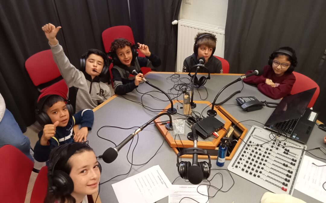 Les enfants de l’EDD participent à une émission de radio